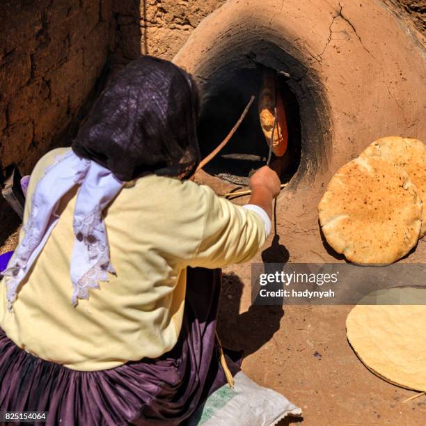 moroccan-woman-making-bread-khubz.jpg