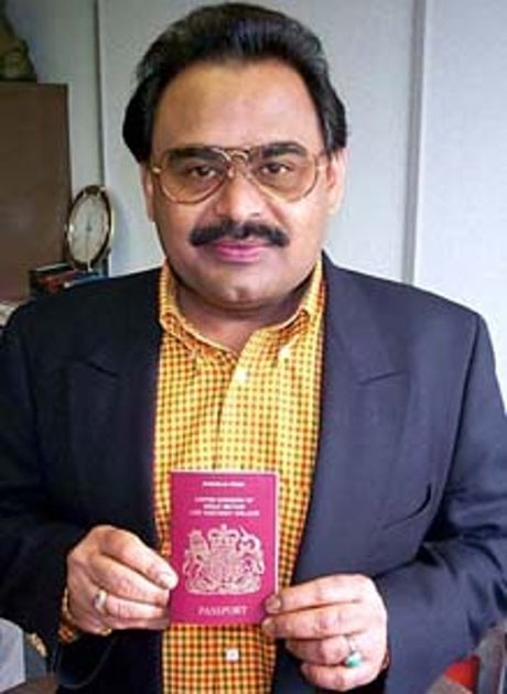 Altaf-Hussain-with-his-Br-001.jpg