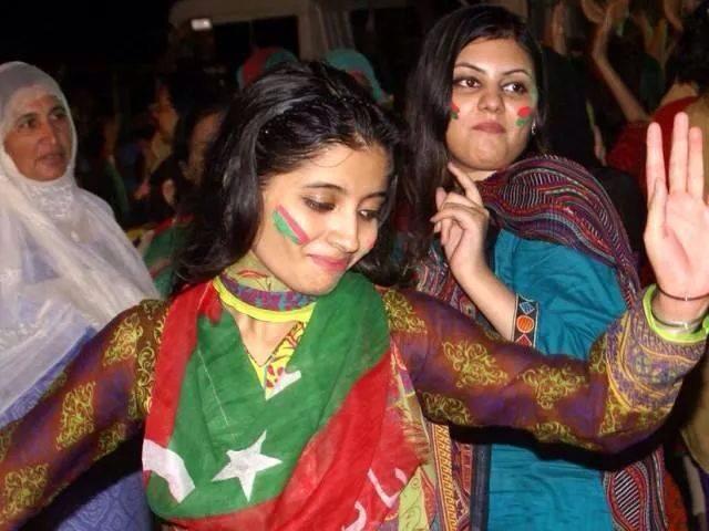 PTI-Girls-Dance-in-Islamabad-Dharna.jpg