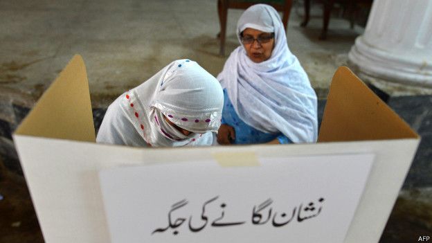 150423151418_pakistani_women_cast_their_vote_at_a_polling_station_624x351_afp.jpg