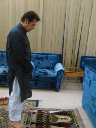 Political-Imran-Khan-Praying-Namaz-6381.jpg