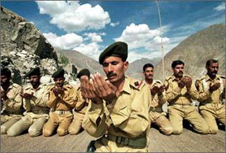 pak-soldiers-praying.jpg