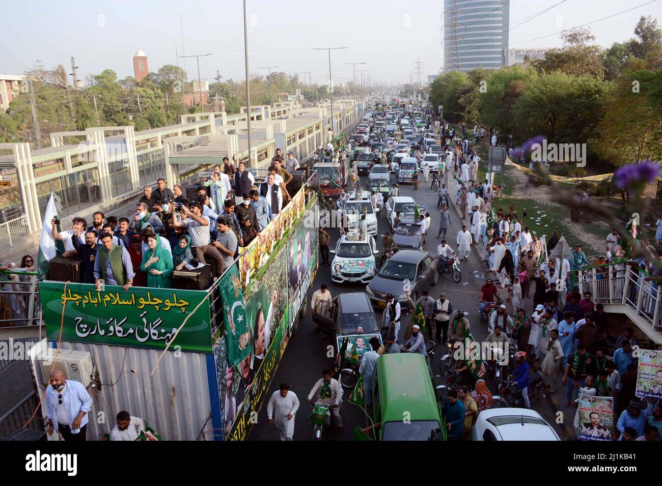leaders-and-activists-muslim-league-pml-n-departing-from-lahore-as-they-are-holding-mehangai-mukao-march-against-federal-government-led-by-maryam-nawaz-and-hamza-sharif-in-lahore-on-saturday-march-26-2022-2J1KB41.jpg