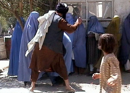 Taliban_beating_woman_in_public_RAWA.jpg